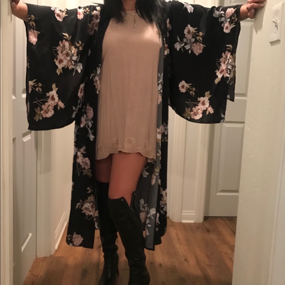 🌸Black Satin Floral print Kimono🌸 - Picture 3 of 4